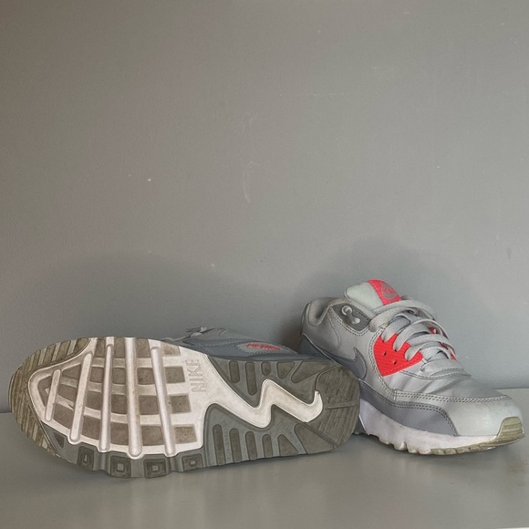 Nike Air Max: Size 5 Youth: Some creases but could be fixed w crease protectors - Picture 5 of 6